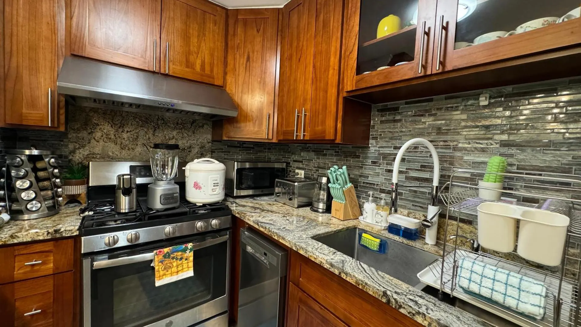 Aloha Waikiki Condo 2Beds, 2Baths, Free Parking. Honolulu